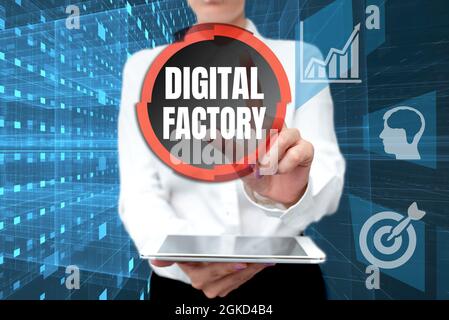 Écriture de texte Digital Factory. Word écrit sur utilise la technologie numérique pour faire fonctionner le processus de fabrication Lady dans Uniform Holding Phone Virtual Banque D'Images
