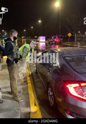 Le spécialiste Jaxon Wright, 163e détachement de la police militaire, 716e Bataillon de la police militaire, parle avec un chauffeur le 17 mars à un poste de contrôle de la sobriété à fort Campbell. L'enquêteur Avery Neitzel, 163e MP Co. Selon la National Highway Traffic Safety Administration, 28 personnes aux États-Unis meurent chaque jour dans des accidents de conduite ivres. Fort Campbell n’a pas ajouté à cette statistique en 2021, et les points de contrôle de la sobriété du BP pourraient en être un facteur. Banque D'Images