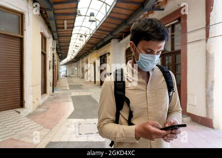 Marché principal pendant la pandémie de coronavirus, pas de touristes, verrouillage à Chypre dans la ville de Paphos. Seul touriste en masque marche à travers le marché et regarde Banque D'Images