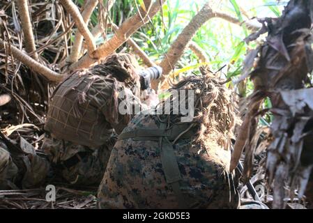 Les tireurs d'élite avec 3d Battalion, 3d Marines appellent des cibles maritimes pour le tir de mortier et de missile pendant l'exercice Cast Away le 16 mars 2021 près d'Okinawa, au Japon. Castaway 21.1 a démontré la capacité du corps des Marines à s’intégrer à l’Armée de terre, à la Marine, à l’Armée de l’Air, à la Force spatiale et aux forces alliées pour s’emparer et défendre des terrains maritimes clés, fournir un soutien de faible envergure et exécuter des feux de précision à longue portée à l’appui d’opérations navales à partir d’une base expéditionnaire avancée. 3/3 fait partie de 3d Marine Division, déployée dans l'Indo-Pacific. Banque D'Images