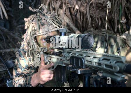 Les tireurs d'élite avec 3d Battalion, 3d Marines appellent des cibles maritimes pour le tir de mortier et de missile pendant l'exercice Cast Away le 16 mars 2021 près d'Okinawa, au Japon. Castaway 21.1 a démontré la capacité du corps des Marines à s’intégrer à l’Armée de terre, à la Marine, à l’Armée de l’Air, à la Force spatiale et aux forces alliées pour s’emparer et défendre des terrains maritimes clés, fournir un soutien de faible envergure et exécuter des feux de précision à longue portée à l’appui d’opérations navales à partir d’une base expéditionnaire avancée. 3/3 fait partie de 3d Marine Division, déployée dans l'Indo-Pacific. Banque D'Images