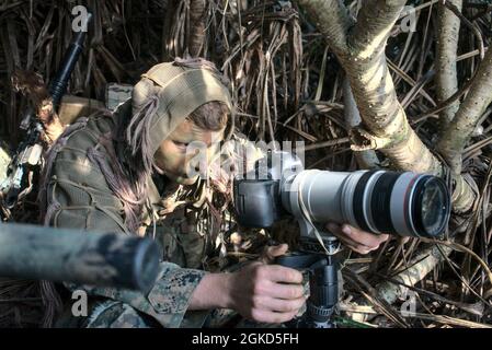 Les tireurs d'élite avec 3d Battalion, 3d Marines appellent des cibles maritimes pour le tir de mortier et de missile pendant l'exercice Cast Away le 16 mars 2021 près d'Okinawa, au Japon. Castaway 21.1 a démontré la capacité du corps des Marines à s’intégrer à l’Armée de terre, à la Marine, à l’Armée de l’Air, à la Force spatiale et aux forces alliées pour s’emparer et défendre des terrains maritimes clés, fournir un soutien de faible envergure et exécuter des feux de précision à longue portée à l’appui d’opérations navales à partir d’une base expéditionnaire avancée. 3/3 fait partie de 3d Marine Division, déployée dans l'Indo-Pacific. Banque D'Images