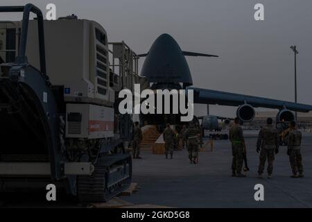 Un concasseur à cône attend le chargement sur un avion Super Galaxy C-5M lors d'une cargaison le 11 mars 2021, à la base aérienne Al Udeid, au Qatar. Des membres du 1er Groupe du Génie civil expéditionnaire, du 557e Escadron du Red Horse expéditionnaire, du 8e Escadron de mobilité aérienne expéditionnaire et de la 379e Escadre expéditionnaire aérienne ont collaboré à une charge de cargaison d'un concasseur de pierre en cinq parties pour son vol de deux ans dans la zone de responsabilité du Commandement central des États-Unis. Banque D'Images