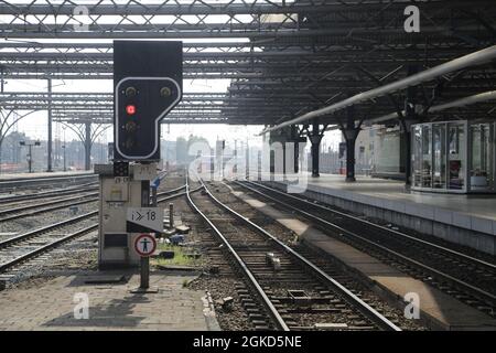 Les voies ferroviaires et les trains dans la gare sud de Bruxelles Banque D'Images