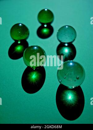 Billes boules sur fond vert Banque D'Images