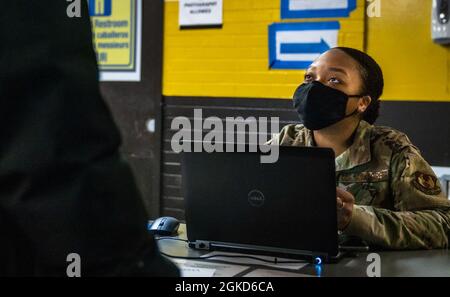 US Air Force Airman 1re classe Tyesha Thomas, originaire de Miami, affecté à la base aérienne Robins du 78e Escadron de sécurité Warner Robins, Géorgie, inscrit un membre de la communauté pour sa 2e dose du vaccin COVID-19 au Medgar Evers College Community Vaccine Centre de Brooklyn, géré par l'État et soutenu par le gouvernement fédéral. New York, le 18 mars 2021. Des aviateurs de la U.S. Air Force de partout au pays sont déployés pour appuyer les opérations fédérales d'intervention en cas de vaccination du ministère de la Défense. Le Commandement du Nord des États-Unis, par l'intermédiaire de l'Armée du Nord des États-Unis, demeure déterminé à fournir un soutien continu et souple du Département de la Défense Banque D'Images