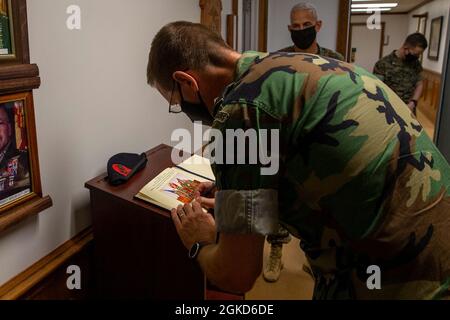 Brig. Du corps marin des pays-Bas Le général Frank Boots, directeur du Coastguard néerlandais des Caraïbes et commandant du Groupe de travail de la composante 4.4, signe le livre des visiteurs de la II Marine Expeditionary Force sur le Camp Lejeune, N.C., le 18 mars 2021. La direction de la Marine néerlandaise a visité les Marines du 32e Escadron de raiding lors de l'exercice Caribbean Urban Warrior. L'exercice vise à accroître l'interopérabilité mondiale entre le 2e Bataillon de reconnaissance, la 2e Division Marine et le 32e Escadron de raiding, corps des Marines des pays-Bas. Banque D'Images