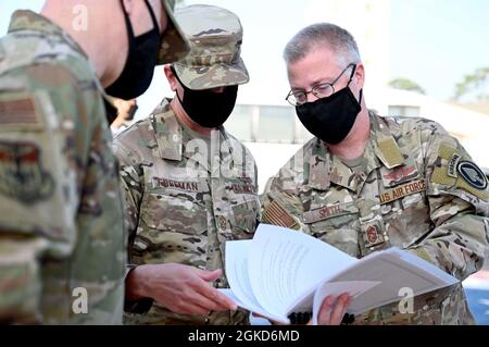 Sergent-chef de la Force aérienne des États-Unis. Gregory A. Smith, dirigeant principal de l'USSOCOM, s'entretient avec le Sgt principal. Courtney Freeman, chef de commandement de la 1re Escadre des opérations spéciales, et Sgt. Jeremy Swistak, chef de commandement du 1er Groupe de soutien à la mission de l'ÉT, avant son départ de Hurlburt Field, Floride, le 18 mars 2021. Smith et le général de l'armée américaine Richard D. Clarke, commandant du Commandement des opérations spéciales des États-Unis, ont rencontré les dirigeants de l'AFSOC et les commandants de l'air, ont reçu un engagement de théâtre et un briefing Emerald Warrior d'exercice et ont fait une visite d'une installation de Ghostrider AC-130J. Banque D'Images