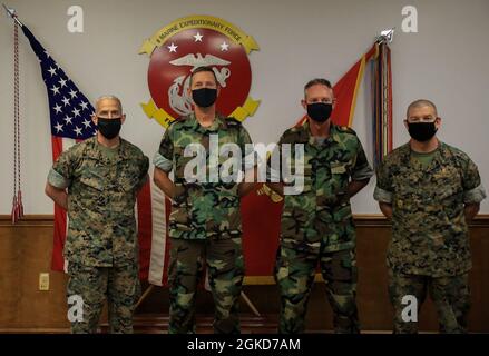 Général de brigade Frank Boots, officier du drapeau du Royal Netherlands Marine corps, chef de commandement Hans Hijman, chef de commandement des Forces néerlandaises dans les Caraïbes, Brig. Le général David L. Odom, commandant général adjoint de la II Force expéditionnaire maritime, commandant général de la 2e Brigade expéditionnaire maritime, et le chef de commandement Jody Fletcher, MCPO de la II MEF, posent pour une photo sur le camp de base du corps maritime Lejeune, N.C., le 19 mars 2021. La visite visait à discuter des évolutions de la formation avec les Marines néerlandaises et à développer les relations entre les dirigeants des deux organisations militaires. Banque D'Images