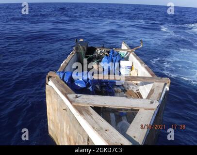 Un navire rustique flotte à environ 54 milles au sud de Key West, en Floride, le 18 mars 2021. L'équipage du Cutter Charles Sexton de la Garde côtière a interdicté le navire rustique et rapatrié les 17 migrants à Cuba. (Photo de la Garde côtière) Banque D'Images