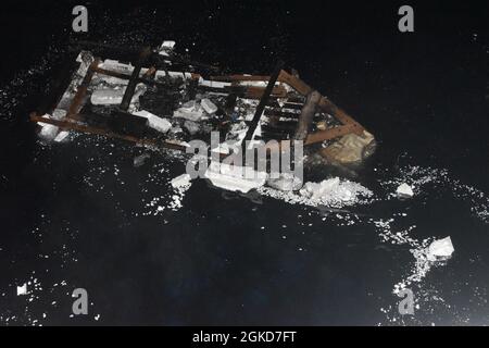 Un navire rustique coule à environ 54 milles au sud de Key West, en Floride, le 18 mars 2021. L'équipage du Cutter Charles Sexton de la Garde côtière a interdicté le navire rustique et rapatrié les 17 migrants à Cuba. (Photo de la Garde côtière) Banque D'Images