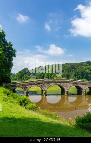 Le pont et le lac palladiens à Stourhead Gardens, Wiltshire, Angleterre, Royaume-Uni Banque D'Images