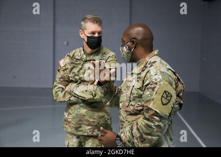 (l-r) le général Daniel R. Hokanson, chef du Bureau de la Garde nationale, et Brig. Le général Kodjo KNOX-Limbacker, de la Garde nationale des îles Vierges américaines Adjutant général, discute de nouveaux changements à l'infrastructure de l'arsenal lors d'une visite aux îles Vierges, le 18 mars 2021. Hokanson a visité les centres communautaires de vaccination de Sainte-Croix et Saint-Thomas, le hangar de l'aviation, et a rencontré les meilleurs recruteurs de la Garde nationale des îles Vierges. Banque D'Images