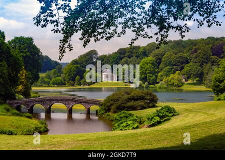 Le Panthéon a vue de l'autre côté du lac à Stourhead Gardens, Wiltshire, Angleterre, Royaume-Uni Banque D'Images