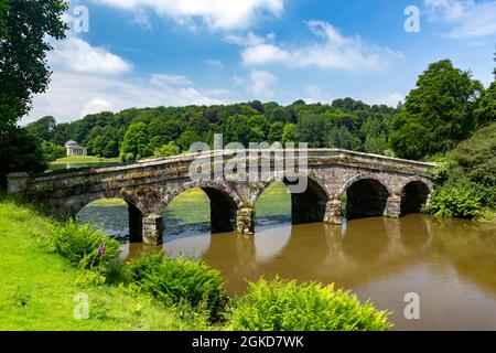 Le pont et le lac palladiens à Stourhead Gardens, Wiltshire, Angleterre, Royaume-Uni Banque D'Images