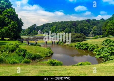 Le pont et le lac palladiens à Stourhead Gardens, Wiltshire, Angleterre, Royaume-Uni Banque D'Images