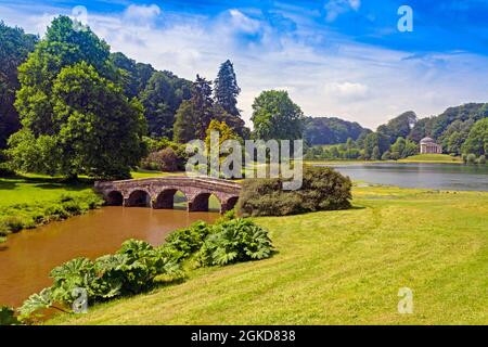 Le pont et le lac palladiens à Stourhead Gardens, Wiltshire, Angleterre, Royaume-Uni Banque D'Images