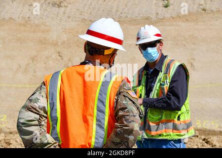 Henri Mulder, ingénieur de remblai du U.S. Army corps of Engineers Sacramento District, présente le général de division William Graham, commandant adjoint des opérations civiles et d'urgence de l'USACE, sur le barrage auxiliaire du projet de modification de la sécurité du barrage Isabella à Lake Isabella, Californie, le 18 mars 2021. Major général Graham, avec Brig. Le général Paul Owen, commandant de la Division du Pacifique Sud de l'USACE; Cheree Peterson ses, directrice des programmes de la Division du Pacifique Sud, a effectué une visite officielle du projet pour recevoir un exposé et visiter le site de construction. Les employés du district ont donné les deux généraux Banque D'Images