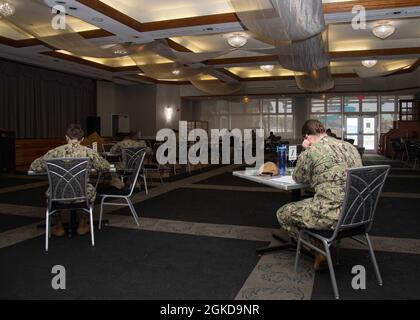 SASEBO, Japon (19 mars 2021) – Officier Petty 3e classes assignées au commandant, activités de la flotte les commandements de Sasebo et du locataire prennent l'examen d'avancement E-5 à bord du CFAS le 19 mars 2021. En raison des précautions de la COVID-19, les marins qui participent à l'examen sont divisés par les tarifs afin de réduire le nombre de personnes dans une salle et de maximiser les distances physiques entre les participants à l'examen. Banque D'Images