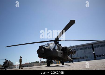 Un Apache AH-64E se trouve à l'extérieur d'un hangar à Hunter Army Airfield, Géorgie, mars 19. Le 3e Escadron, 17e Régiment de cavalerie, 3e Brigade de l'aviation de combat, 3e Division d'infanterie, a reçu son premier fielding des nouveaux hélicoptères Echo Model remplaçant l'ancien modèle Delta. L'AH-64E Apache est conçu pour augmenter les marges de puissance et la fiabilité, ce qui augmente la disponibilité et la létalité de l'unité. Banque D'Images