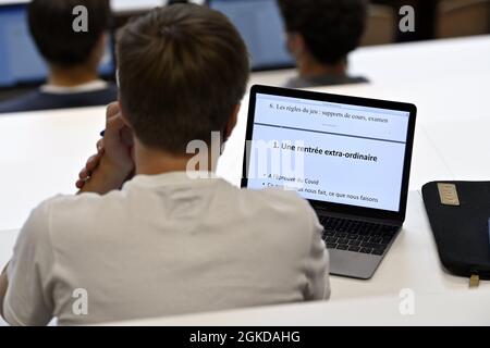 L'illustration montre des étudiants lors d'une visite du ministre Glatigny pour l'ouverture officielle de l'année universitaire à l'université de Saint-Louis Banque D'Images