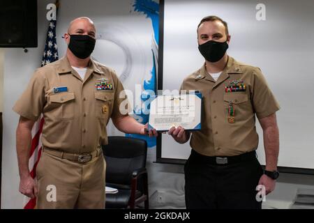 Le compagnon auxiliaire de machiniste 1ère classe (SS) Eric J. Steiner est nommé le deuxième quart de l'École navale sous-marine Sailor du quartier, Le YNSCM Bryan Randall, directeur de la Basic Enanted Submarine School, a remis une médaille de réalisation de la Marine et du corps des Marines lors d'une cérémonie à bord de la base navale sous-marine de New London, le 19 mars 2021. Steiner a fourni des conseils d'experts à plus de 450 étudiants candidats à l'adhésion initiale, et a supervisé plus de 25 comités d'examen universitaires. Banque D'Images