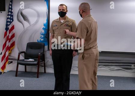 Le compagnon auxiliaire de machiniste 1ère classe (SS) Eric J. Steiner est nommé le deuxième quart de l'École navale sous-marine Sailor du quartier, Le YNSCM Bryan Randall, directeur de la Basic Enanted Submarine School, a remis une médaille de réalisation de la Marine et du corps des Marines lors d'une cérémonie à bord de la base navale sous-marine de New London, le 19 mars 2021. Steiner a fourni des conseils d'experts à plus de 450 étudiants candidats à l'adhésion initiale, et a supervisé plus de 25 comités d'examen universitaires. Banque D'Images