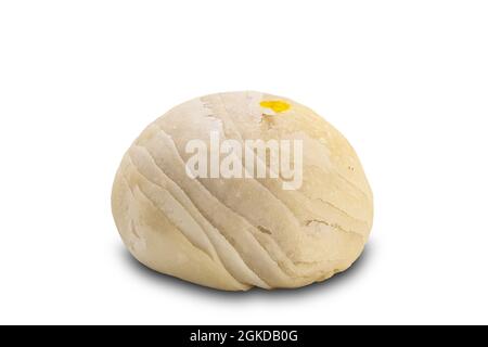 Une seule pâtisserie chinoise ou un gâteau de lune rempli de purée de haricots mung et de jaune d'œuf salé sur fond blanc avec passe-cheveux. Banque D'Images