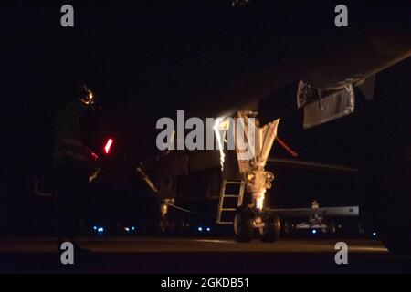 Un chef d'équipage affecté au 9e Escadron de la bombe expéditionnaire guide un camion de remorquage à la station de la Force aérienne d'Ørland, en Norvège, le 19 mars 2021. Après un vol, les avions sont souvent remorqués jusqu'à leur dernier emplacement de stationnement en raison de la maniabilité et de la visibilité plus précises dont dispose un opérateur au sol. Banque D'Images