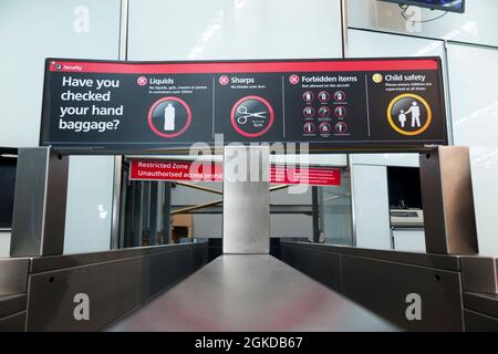 Panneau d'avertissement indiquant les bagages à main interdits lors de l'enregistrement à la ceinture / à l'enregistrement des passagers au terminal 5 / à l'aéroport T5 Heathrow LHR. ROYAUME-UNI (127) Banque D'Images