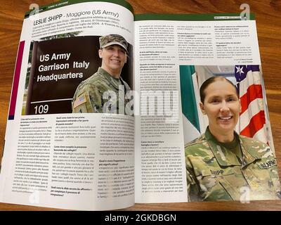 Armée américaine Garrison Italie l'officier exécutif du Maj. Leslie A. Shipp a participé à une entrevue avec un magazine mensuel italien AREA3 en février 2021. Le magazine a écrit un article sur les femmes de la nation hôte dans l'armée. Shipp est l'un des deux soldats de l'armée américaine de la communauté militaire de Vicenza qui ont contribué à leur expérience dans un esprit d'intégration et de partenariat avec les militaires italiens féminins. Banque D'Images