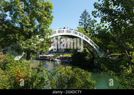 Passerelle sur le Canal de Savières, à Chanaz; commune française, située dans le département de la Savoie et la région Auvergne-Rhône-Alpes, dans le sud-est de la France.(127) Banque D'Images