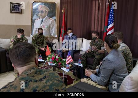 Les militaires s'assoient avec les dirigeants des Forces armées marocaines lors d'une rencontre et d'un accueil près de Kenitra, au Maroc, le 19 mars 2021. Marines, marins et membres de la Garde nationale de l'Utah participent à l'action humanitaire contre les mines, à l'élimination des explosifs de guerre au Maroc 2021 où les techniciens américains de la DOE superviseront la validation de la DOE de niveau 2 des soldats des Forces armées royales marocaines (FAR) pour poursuivre les efforts visant à créer une capacité de la DOE à l'intérieur DE LA FAR. Banque D'Images