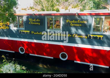 La Vente Gosse boutique de cadeaux artisanale en bateau, vendant des produits au miel (produits localement) amarrés à Chanaz sur le canal de Savières dans le sud-est de la France.Août à Chanaz (127) Banque D'Images