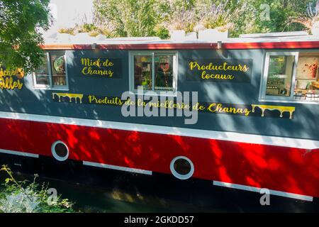 La Vente Gosse boutique de cadeaux artisanale en bateau, vendant des produits au miel (produits localement) amarrés à Chanaz sur le canal de Savières dans le sud-est de la France.Août à Chanaz (127) Banque D'Images