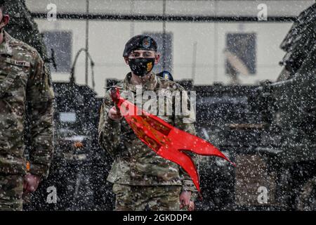 Un soldat de l'armée américaine affecté au quartier général et à la batterie du quartier général, 1er Bataillon, 77e Régiment d'artillerie, 41e Brigade d'artillerie de campagne, salue lors d'un changement de commandement à la caserne de la Tour, Grafenwoehr (Allemagne), le 19 mars 2021. Banque D'Images