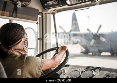 Airman Miranda Petti, Senior de la Force aérienne des États-Unis, représentant des passagers du 8e Escadron de mobilité aérienne expéditionnaire, prend les passagers de la ligne de vol le 19 mars 2021, à la base aérienne d'Al Udeid, au Qatar. Petti est un réserviste de la Force aérienne qui a suivi six classes alors qu'il était déployé pour obtenir un diplôme en systèmes d'information de gestion, est membre du ROTC de la Force aérienne à l'Université du Delaware et prévoit de commencer l'école de vol pour obtenir son permis de pilote privé une fois son déploiement terminé. Banque D'Images