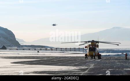 Les CF-18 de l’ARC de la 3 e Escadre Bagotville sont arrivés à Thule AB, au Groenland, lors de l’exercice de défense aérienne dans l’Arctique du Commandement de la défense aérospatiale de l’Amérique du Nord, AMALGAME DART, le 20 mars 2021. L'exercice se tiendra à partir de mars 20-26 et s'étendra de la mer de Beaufort à Thule, au Groenland, et s'étendra vers le sud, le long de l'Atlantique est, jusqu'à la côte américaine du Maine. Amalgame Dart 21-2 offre au NORAD l'occasion de perfectionner ses compétences en matière de défense de la patrie à mesure que les forces canadiennes, américaines et de l'OTAN opèrent ensemble dans l'Arctique. Commandement binational canadien et américain, le NORAD utilise un réseau de sentinelles spatiales, aériennes et terrestres Banque D'Images