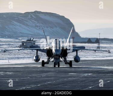 Les CF-18 de l’ARC de la 3 e Escadre Bagotville sont arrivés à Thule AB, au Groenland, lors de l’exercice de défense aérienne dans l’Arctique du Commandement de la défense aérospatiale de l’Amérique du Nord, AMALGAME DART, le 20 mars 2021. L'exercice se tiendra à partir de mars 20-26 et s'étendra de la mer de Beaufort à Thule, au Groenland, et s'étendra vers le sud, le long de l'Atlantique est, jusqu'à la côte américaine du Maine. Amalgame Dart 21-2 offre au NORAD l'occasion de perfectionner ses compétences en matière de défense de la patrie à mesure que les forces canadiennes, américaines et de l'OTAN opèrent ensemble dans l'Arctique. Commandement binational canadien et américain, le NORAD utilise un réseau de sentinelles spatiales, aériennes et terrestres Banque D'Images