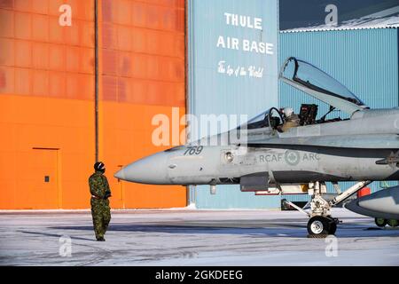 Les CF-18 de l’ARC de la 3 e Escadre Bagotville sont arrivés à Thule AB, au Groenland, lors de l’exercice de défense aérienne dans l’Arctique du Commandement de la défense aérospatiale de l’Amérique du Nord, AMALGAME DART, le 20 mars 2021. L'exercice se tiendra à partir de mars 20-26 et s'étendra de la mer de Beaufort à Thule, au Groenland, et s'étendra vers le sud, le long de l'Atlantique est, jusqu'à la côte américaine du Maine. Amalgame Dart 21-2 offre au NORAD l'occasion de perfectionner ses compétences en matière de défense de la patrie à mesure que les forces canadiennes, américaines et de l'OTAN opèrent ensemble dans l'Arctique. Commandement binational canadien et américain, le NORAD utilise un réseau de sentinelles spatiales, aériennes et terrestres Banque D'Images