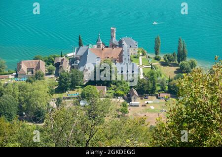 Vue du Belvédère d'Ontex de l'abbaye d'Hautecombe à Saint Pierre de Curtille près d'Aix les bains en Savoie. Le lac du Bourget est le plan d'eau. France. (127) Banque D'Images