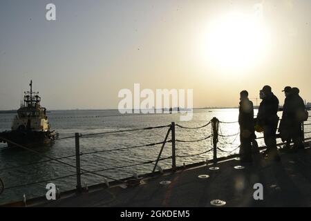 210321-N-IE405-1118 MANAMA, Bahreïn (21 mars 2021) - les marins affectés au croiseur à missiles guidés USS Philippine Sea (CG 58) se préparent à partir de Manama, Bahreïn, au cours d'une mer et d'un mouillage détaillé, mars 21. La mer des Philippines est déployée dans la zone d'opérations de la 5e flotte des États-Unis à l'appui des opérations navales afin d'assurer la stabilité et la sécurité maritimes dans la région centrale, reliant la Méditerranée et le Pacifique à travers l'ouest de l'océan Indien et trois points d'étranglement critiques à la libre circulation du commerce mondial. Banque D'Images