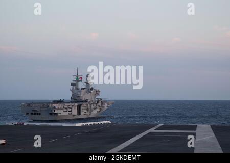 Le porte-avions de la classe Ford USS Gerald R. Ford (CVN 78) et le porte-avions italien SA Cavour (CVH 550) transitent par l'océan Atlantique, le 20 mars 2021, marquant ainsi la première fois qu'un transporteur de la classe Ford et un transporteur italien ont opéré ensemble. Dans le cadre de la campagne Ready for Operations (RFO) de la Marine italienne pour son navire amiral, Cavour effectue des essais en mer en coordination avec la Force d’essai intégrée de Patuxent River du Bureau du programme conjoint F-35 Lightning II afin d’obtenir une certification officielle pour exploiter le F-35B en toute sécurité. Gerald R. Ford mène des opérations de groupe de grève de transporteurs intégrés Banque D'Images