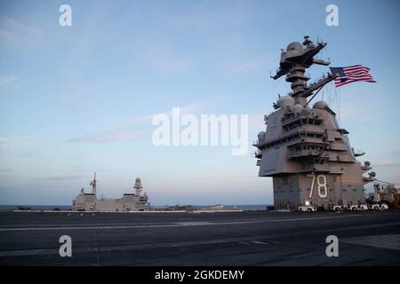 Le porte-avions de la classe Ford USS Gerald R. Ford (CVN 78) et le porte-avions italien SA Cavour (CVH 550) transitent par l'océan Atlantique, le 20 mars 2021, marquant ainsi la première fois qu'un transporteur de la classe Ford et un transporteur italien ont opéré ensemble. Dans le cadre de la campagne Ready for Operations (RFO) de la Marine italienne pour son navire amiral, Cavour effectue des essais en mer en coordination avec la Force d’essai intégrée de Patuxent River du Bureau du programme conjoint F-35 Lightning II afin d’obtenir une certification officielle pour exploiter le F-35B en toute sécurité. Gerald R. Ford mène des opérations de groupe de grève de transporteurs intégrés Banque D'Images