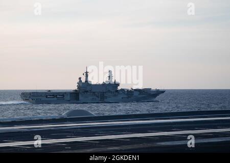 Le porte-avions de la classe Ford USS Gerald R. Ford (CVN 78) et le porte-avions italien SA Cavour (CVH 550) transitent par l'océan Atlantique, le 20 mars 2021, marquant ainsi la première fois qu'un transporteur de la classe Ford et un transporteur italien ont opéré ensemble. Dans le cadre de la campagne Ready for Operations (RFO) de la Marine italienne pour son navire amiral, Cavour effectue des essais en mer en coordination avec la Force d’essai intégrée de Patuxent River du Bureau du programme conjoint F-35 Lightning II afin d’obtenir une certification officielle pour exploiter le F-35B en toute sécurité. Gerald R. Ford mène des opérations de groupe de grève de transporteurs intégrés Banque D'Images