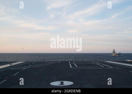 Le porte-avions de la classe Ford USS Gerald R. Ford (CVN 78) et le porte-avions italien SA Cavour (CVH 550) transitent par l'océan Atlantique, le 20 mars 2021, marquant ainsi la première fois qu'un transporteur de la classe Ford et un transporteur italien ont opéré ensemble. Dans le cadre de la campagne Ready for Operations (RFO) de la Marine italienne pour son navire amiral, Cavour effectue des essais en mer en coordination avec la Force d’essai intégrée de Patuxent River du Bureau du programme conjoint F-35 Lightning II afin d’obtenir une certification officielle pour exploiter le F-35B en toute sécurité. Gerald R. Ford mène des opérations de groupe de grève de transporteurs intégrés Banque D'Images