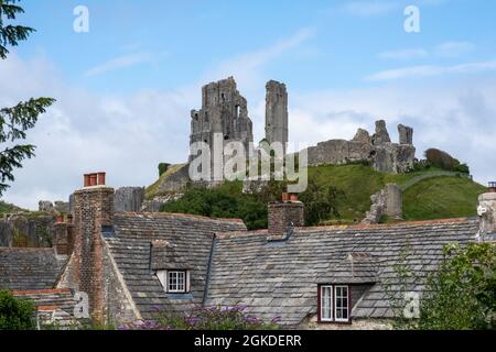 CHÂTEAU DE CORFE, ROYAUME-UNI - 18 août 2021 : un ancien château de Corfe vu du village de Dorset, en Angleterre Banque D'Images