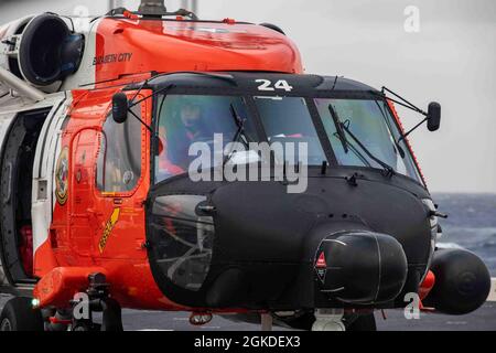 210320-N-PC065-1002 OCÉAN ATLANTIQUE (le 20 mars 2021) Hélicoptère MH-60T du district de la Garde côtière américaine cinq terres sur le pont du quai de transport amphibie de classe San Antonio USS Arlington (LPD 24), le 20 mars 2021. Arlington est en cours dans l'océan Atlantique et a servi de plate-forme pour une opération d'évacuation médicale. Banque D'Images