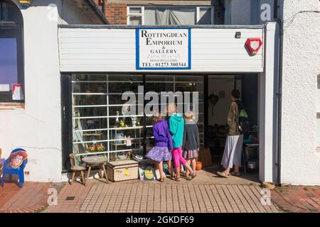 Emporium et galerie de Rotingdean.Boutique de produits neufs et d'occasion à Rotingdean.East Sussex, Royaume-Uni.(127) Banque D'Images