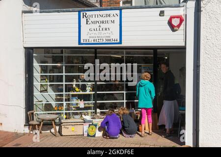 Emporium et galerie de Rotingdean.Boutique de produits neufs et d'occasion à Rotingdean.East Sussex, Royaume-Uni.(127) Banque D'Images